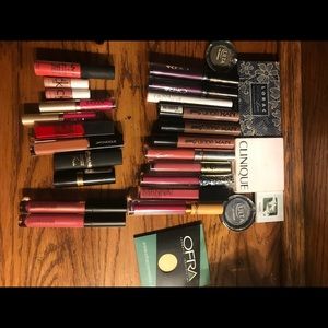 Lipstick and mini palettes